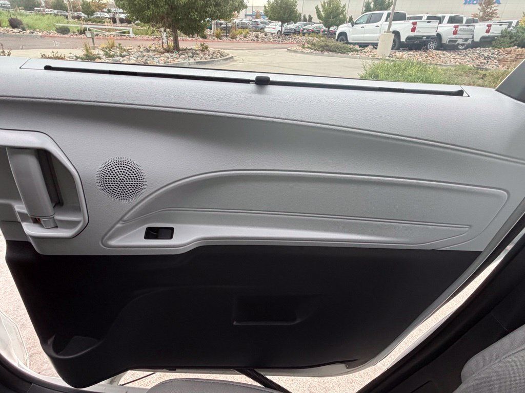 Used 2025 Toyota Sienna LE AWD/4WD image 32