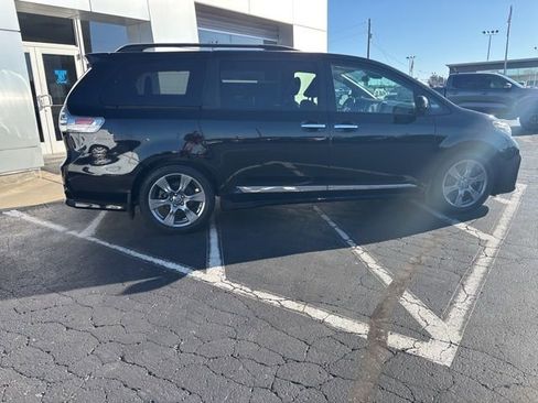 Used 2020 Toyota Sienna SE w/ Protection Package image 9