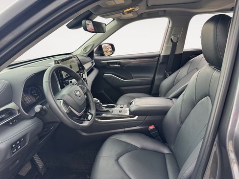 New 2025 Toyota Highlander Limited image 9