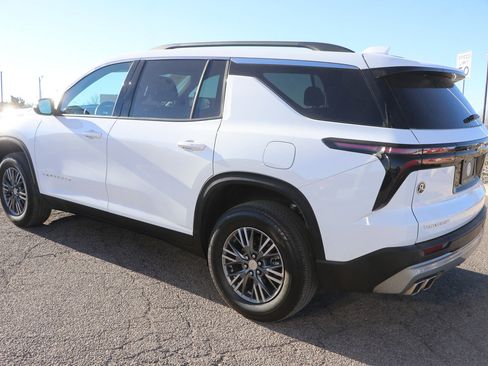 Used 2025 Chevrolet Traverse LT image 5