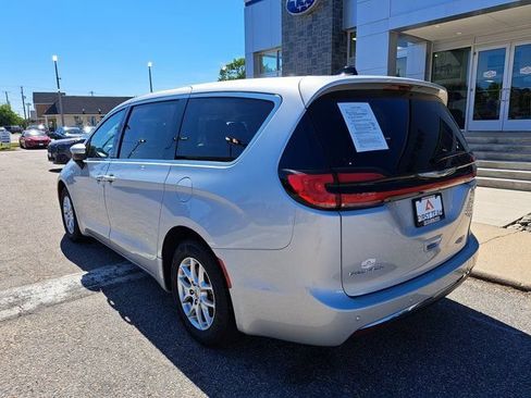 Used 2023 Chrysler Pacifica Touring-L FWD image 4