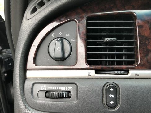 Used 2011 Lincoln Town Car Executive image 20