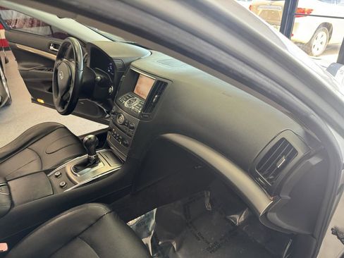 Used 2010 INFINITI G37 Journey w/ Premium Pkg image 11