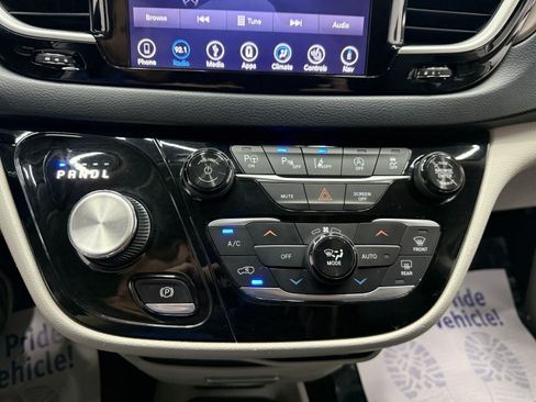 Used 2018 Chrysler Pacifica Touring-L w/ Advanced Safetytec Group FWD image 18