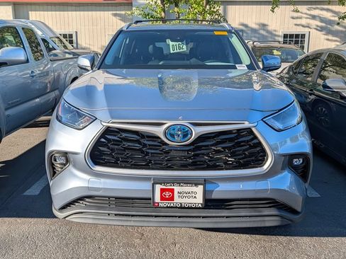 Used 2022 Toyota Highlander XLE AWD/4WD image 6