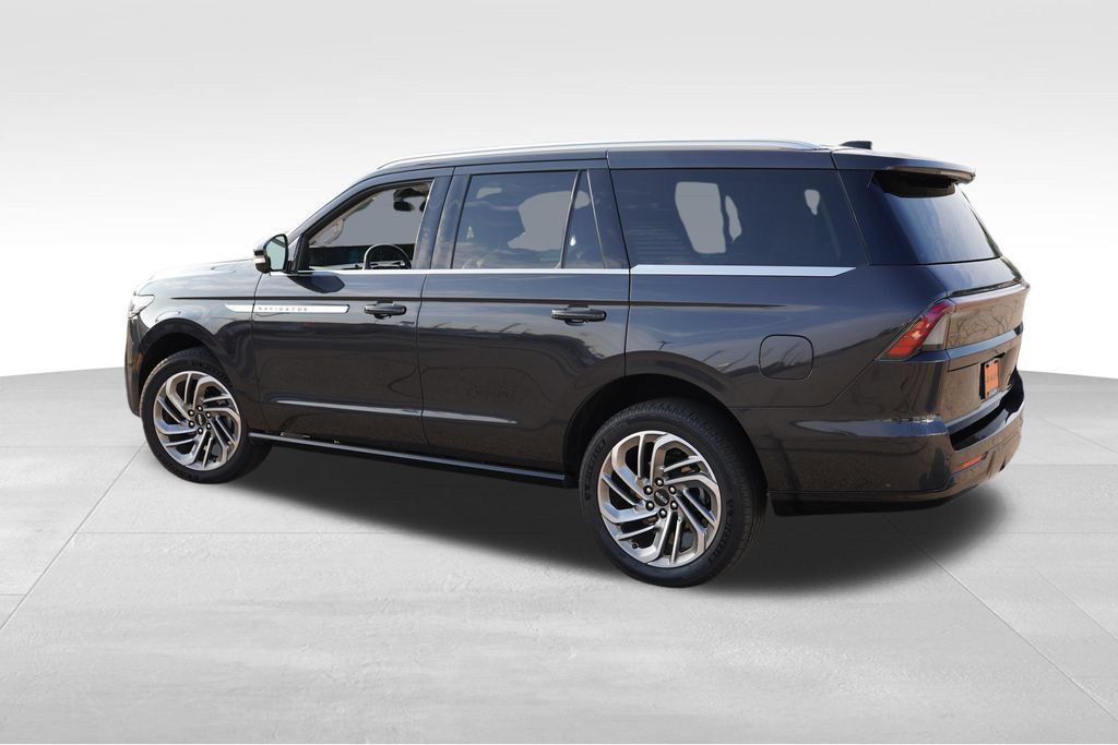 Used 2025 Lincoln Navigator Reserve AWD/4WD image 8
