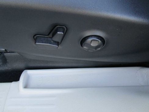 Certified 2024 Chrysler Pacifica Limited image 25