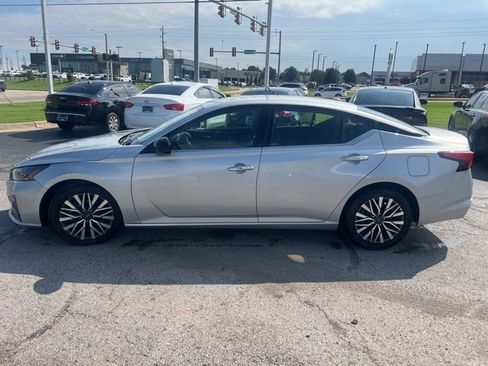 Used 2024 Nissan Altima 2.5 SV image 4