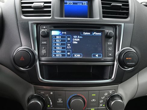 Used 2013 Toyota Highlander Plus FWD image 29