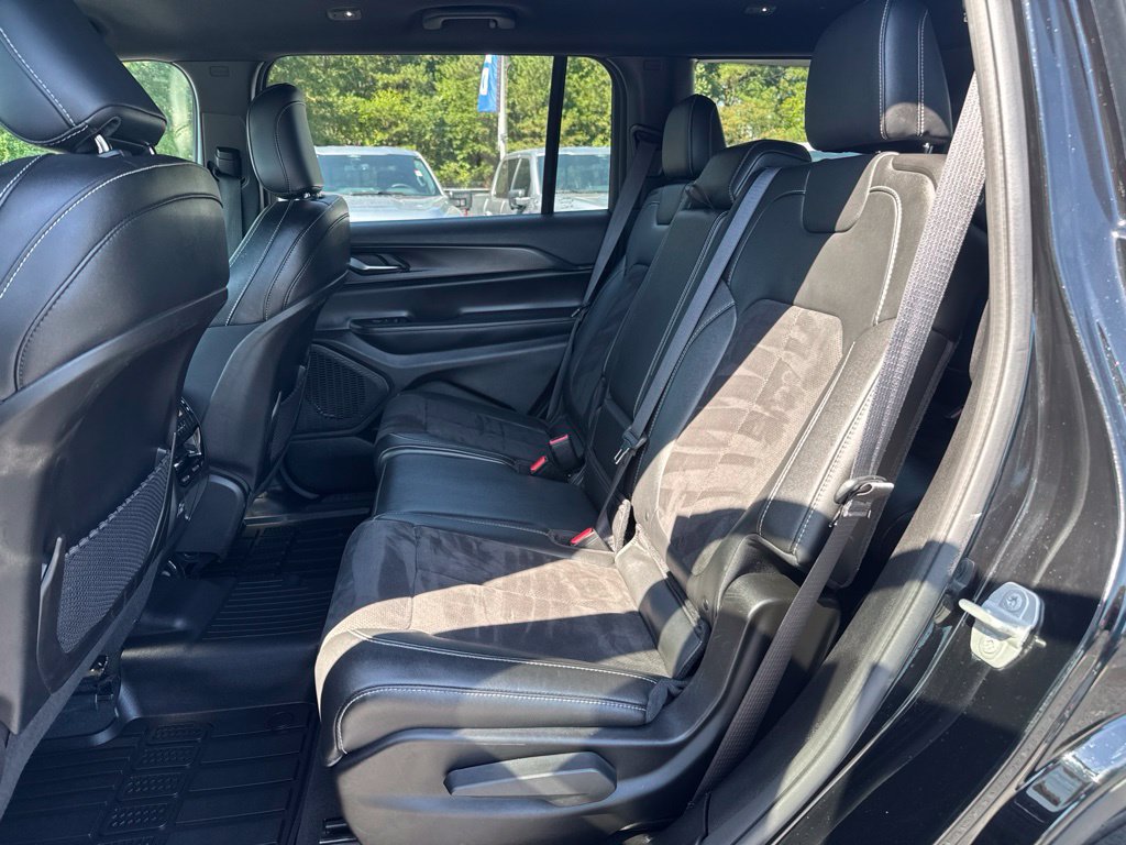 Used 2024 Jeep Grand Cherokee L Laredo AWD/4WD image 11