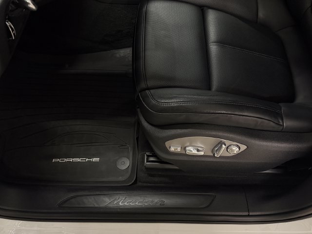 Certified 2026 Porsche Macan AWD/4WD image 28