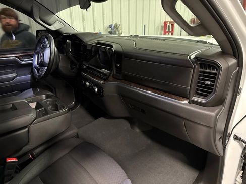 Used 2024 GMC Sierra 1500 SLE image 9