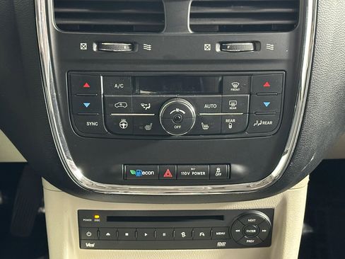 Used 2012 Chrysler Town & Country Touring-L w/ Premium Group FWD image 38