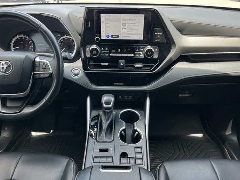 Used 2023 Toyota Highlander XLE AWD/4WD image 18
