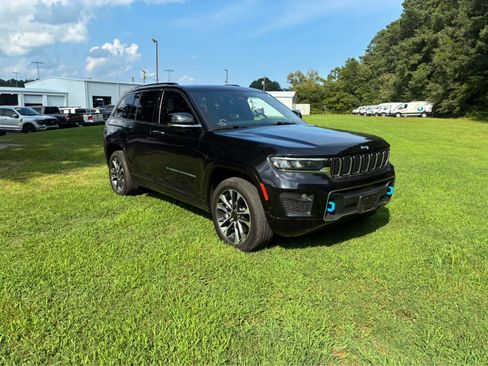 Used 2023 Jeep Grand Cherokee Overland w/ Luxury Tech Group IV AWD/4WD image 2