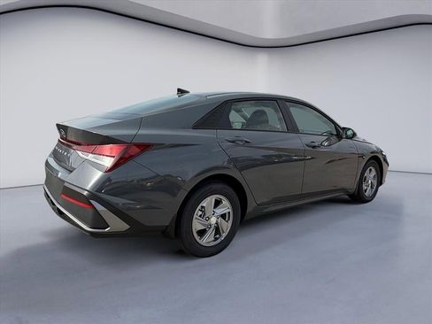 New 2026 Hyundai Elantra SE FWD image 5