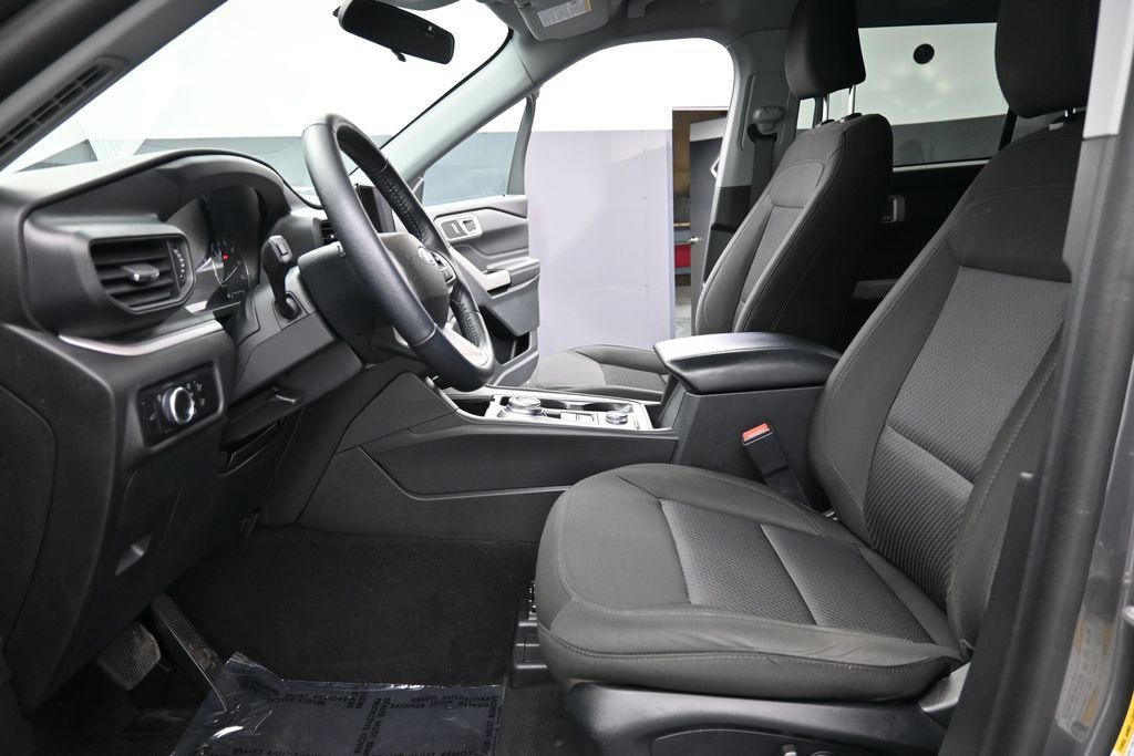 Used 2023 Ford Explorer XLT AWD/4WD image 10