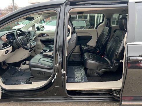 Used 2017 Chrysler Pacifica Touring-L image 20