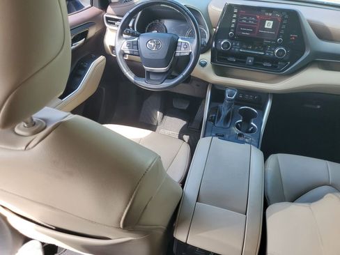 Used 2022 Toyota Highlander XLE FWD image 21