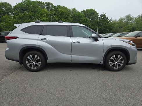 Used 2022 Toyota Highlander XLE AWD/4WD image 3