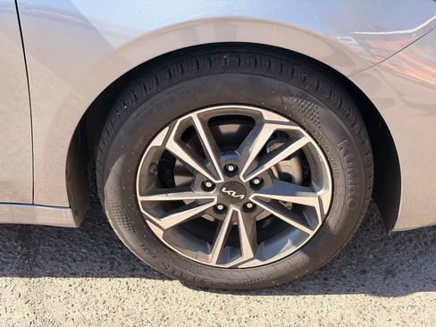 Used 2024 Kia Forte LXS w/ LXS Technology Package FWD image 9