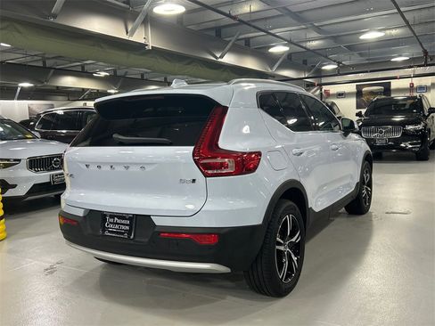 Certified 2025 Volvo XC40 B5 Core image 2
