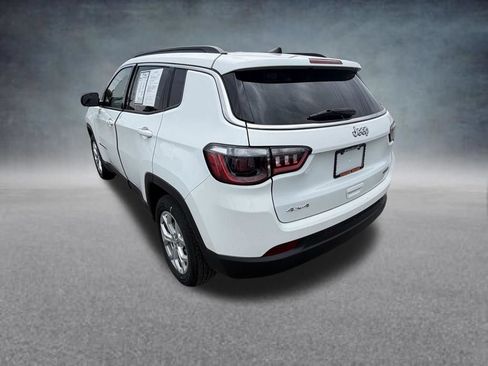 Used 2024 Jeep Compass Latitude AWD/4WD image 3