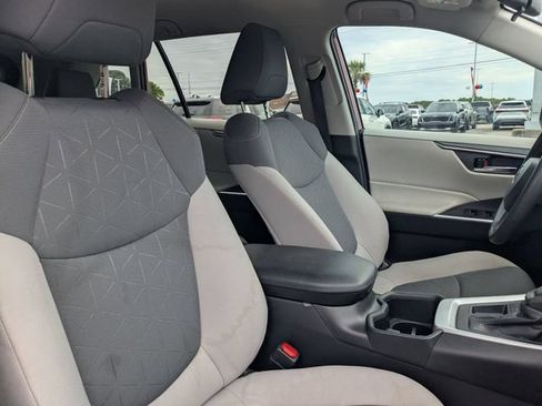 Used 2022 Toyota RAV4 XLE FWD image 34