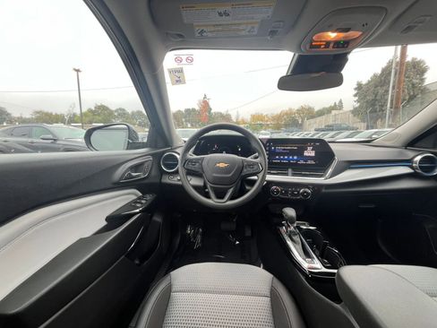 Used 2025 Chevrolet Trax LT image 32