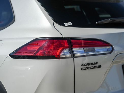 Used 2024 Toyota Corolla Cross AWD Hybrid w/ Moonroof Package image 9