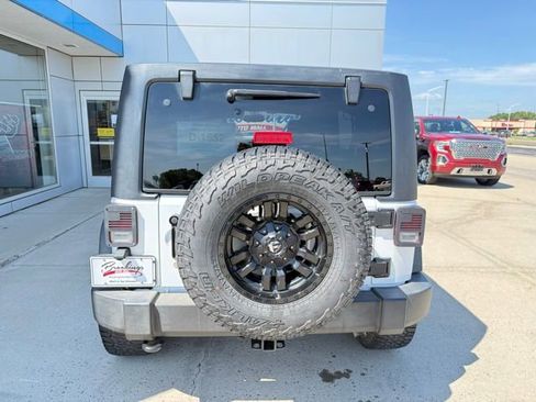 Used 2018 Jeep Wrangler Unlimited Rubicon w/ Connectivity Group image 35