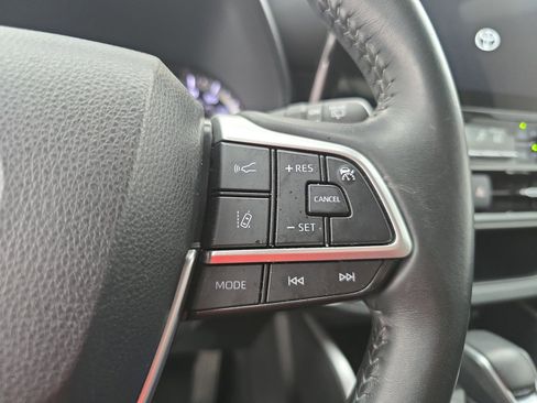 Used 2023 Toyota Highlander L image 19