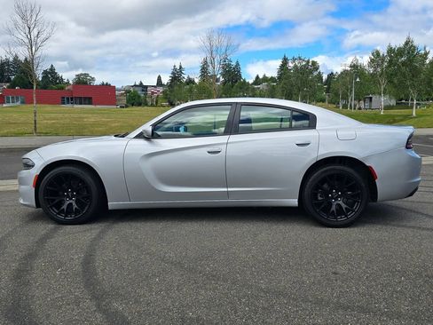 Used 2019 Dodge Charger SXT RWD image 2