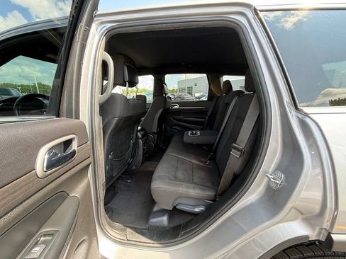 Used 2018 Jeep Grand Cherokee Laredo AWD/4WD image 11