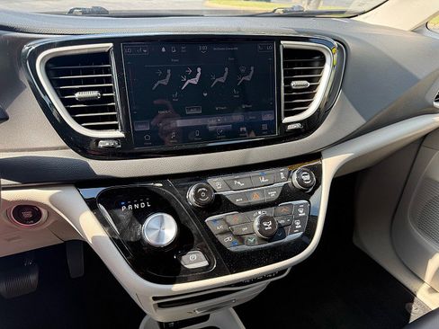 Used 2024 Chrysler Pacifica Touring-L FWD image 20