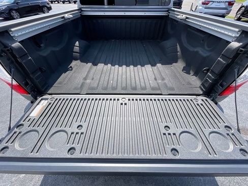 Used 2024 Nissan Titan SV w/ SV Convenience Package image 26