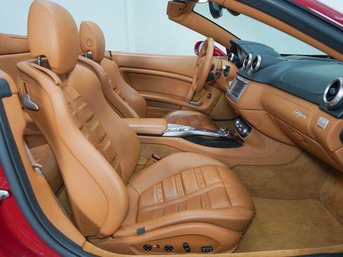Used 2010 Ferrari California RWD image 26