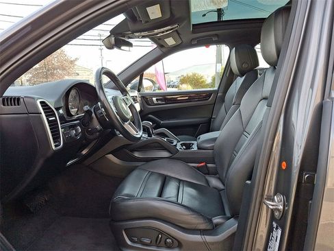Used 2023 Porsche Cayenne Platinum Edition image 14