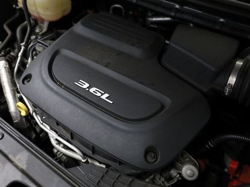 Used 2018 Chrysler Pacifica LX image 8