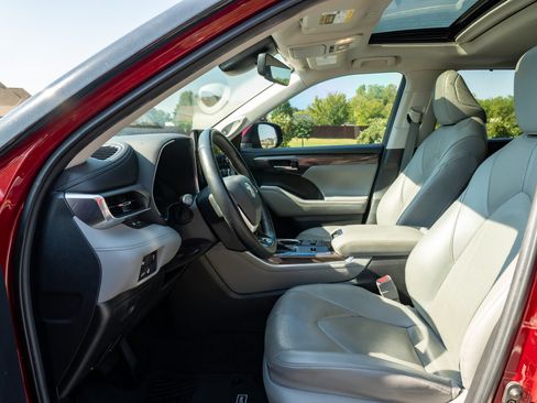 Used 2023 Toyota Highlander Limited FWD image 11
