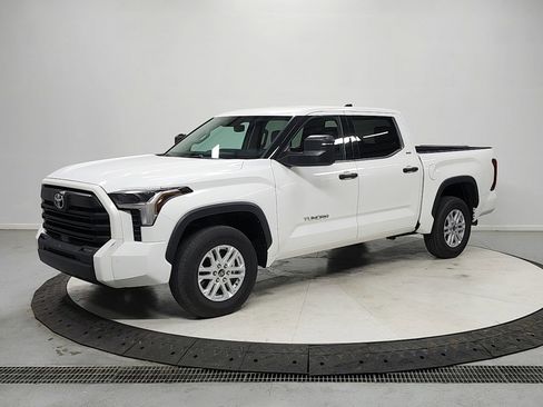 Used 2022 Toyota Tundra SR5 w/ SR5 Convenience Package AWD/4WD image 3