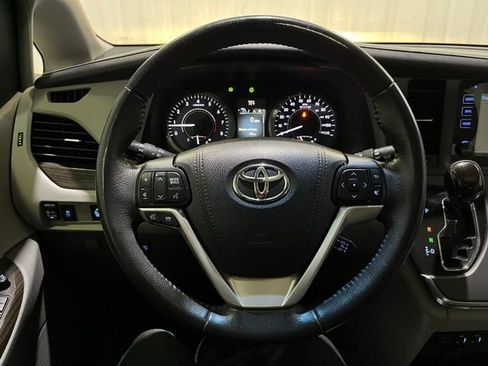 Certified 2017 Toyota Sienna XLE FWD image 19
