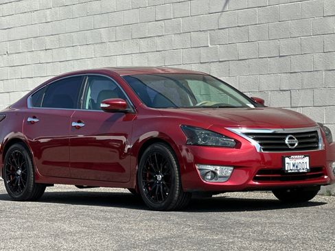 Used 2015 Nissan Altima 2.5 SV w/ Convenience Package FWD image 2