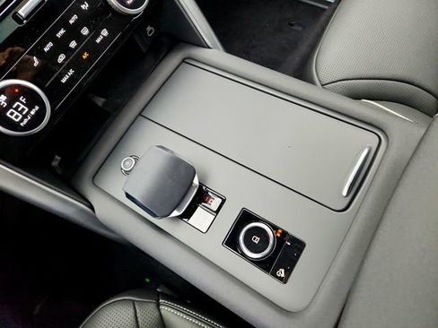 Certified 2024 Land Rover Discovery Dynamic SE image 26