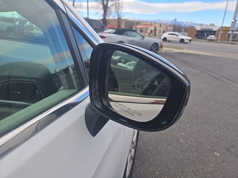 Used 2024 Chrysler Pacifica Touring-L image 28