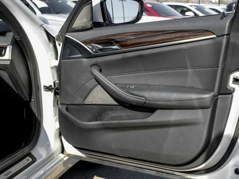 Used 2023 BMW 530e image 52