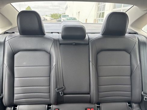 Used 2022 Volkswagen Jetta SE w/ Panoramic Sunroof Package FWD image 9