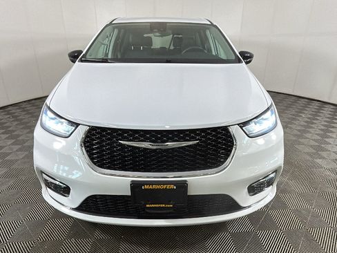 Used 2024 Chrysler Pacifica Touring-L FWD image 7
