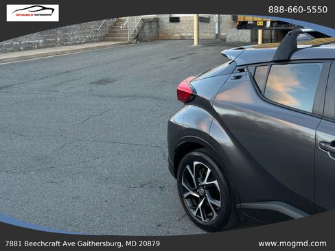 Used 2022 Toyota C-HR XLE FWD image 3