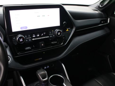 Used 2023 Toyota Highlander XSE FWD image 16